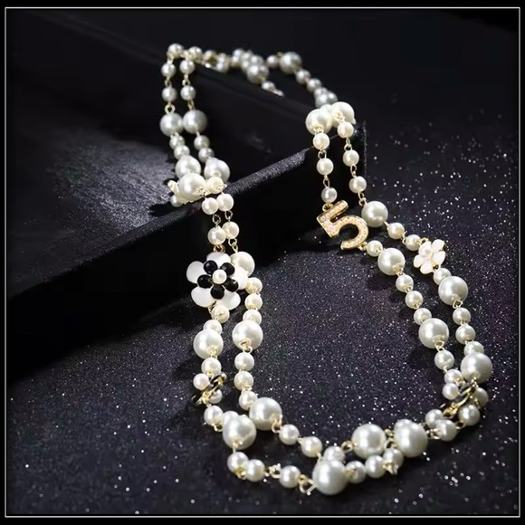 NEW LONG STATEMENT HEPBURN "5" MULTI PEARL LAYER CLASSIC GOLD NECKLACE - Picture 2 of 5